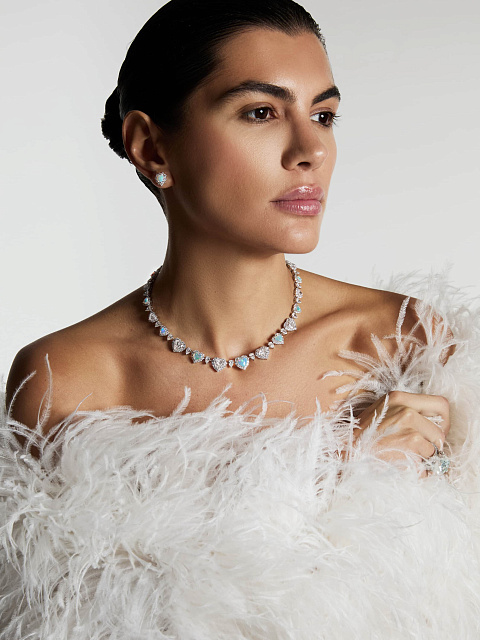 White gold stud earrings with heart-cut opal, 3