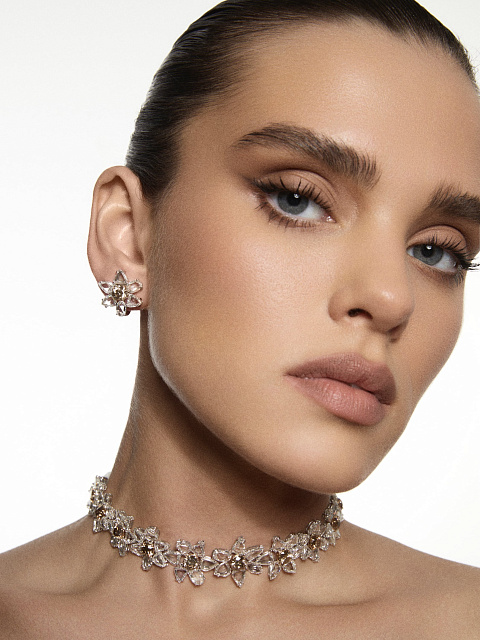 White gold transformer choker with rose-cut diamonds and brown round-cut diamonds, 3