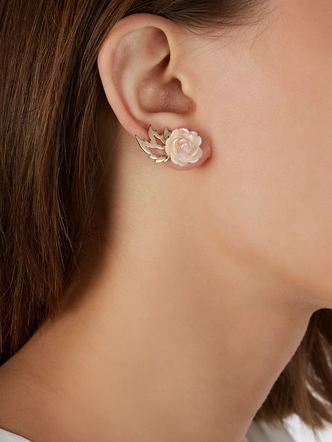 Stud earrings in rose gold with carved mother-of-pearl roses, 2 Stud earrings in rose gold with carved mother-of-pearl roses, 2