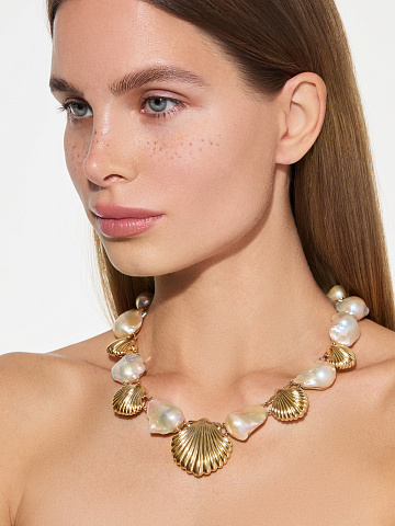 Yellow gold necklace with baroque pearls, 2