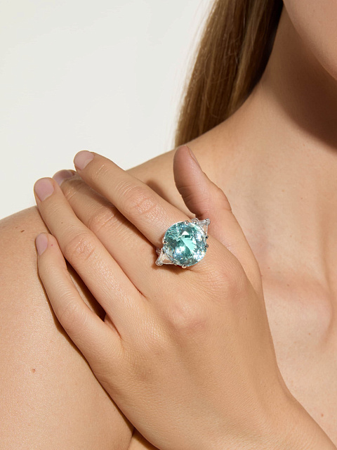 White gold ring with an oval Paraiba tourmaline, 2 White gold ring with an oval Paraiba tourmaline, 2