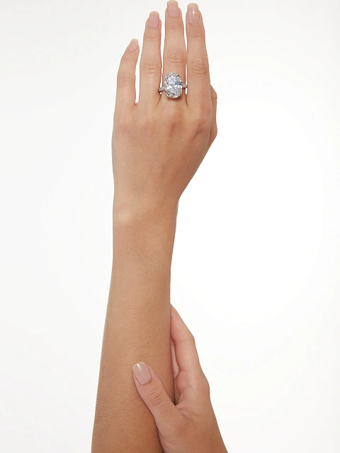 White gold ring with oval-cut diamond, 9