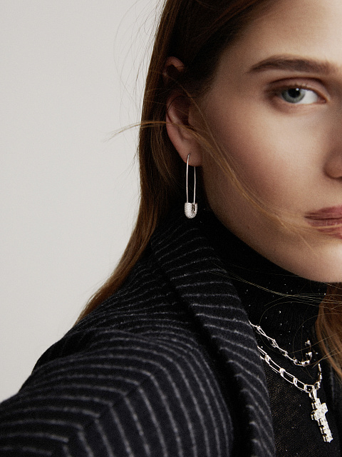 Round Diamond & White Gold "Safety Pin" Earrings, 3