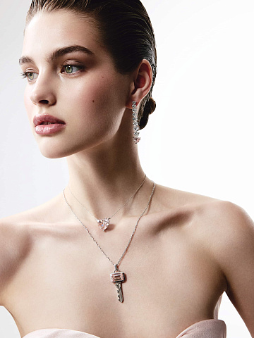 White gold key-shaped pendant necklace with a pink LG diamond, 2