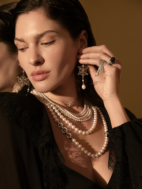 White gold necklace with Akoya pearls, 7 White gold necklace with Akoya pearls, 7