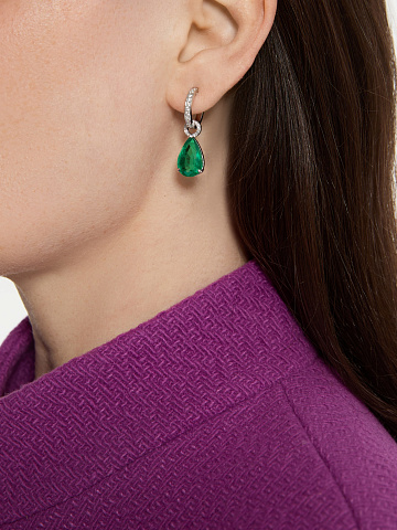 White gold hoops with pear-cut emerald and cross-shaped pendant, 2