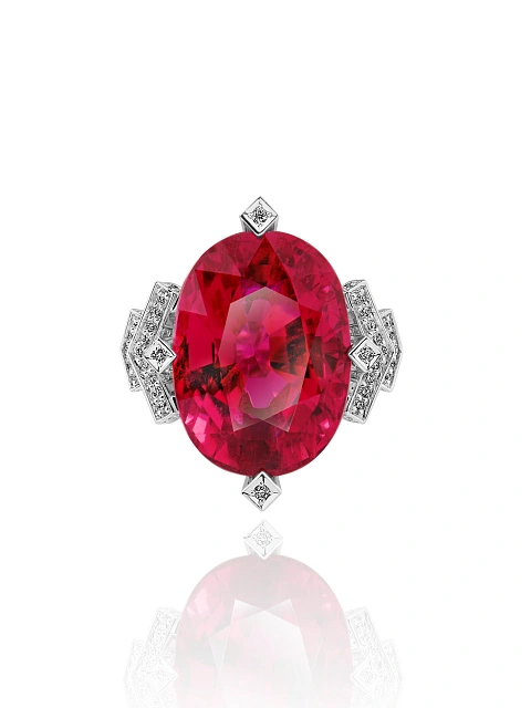 White gold ring with oval-cut rubellite and diamonds, 2 White gold ring with oval-cut rubellite and diamonds, 2