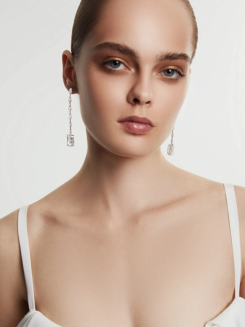 White gold earrings with cushion-cut diamonds, 3