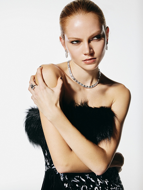 Necklace with LG cushion-cut diamonds, 2 Necklace with LG cushion-cut diamonds, 2