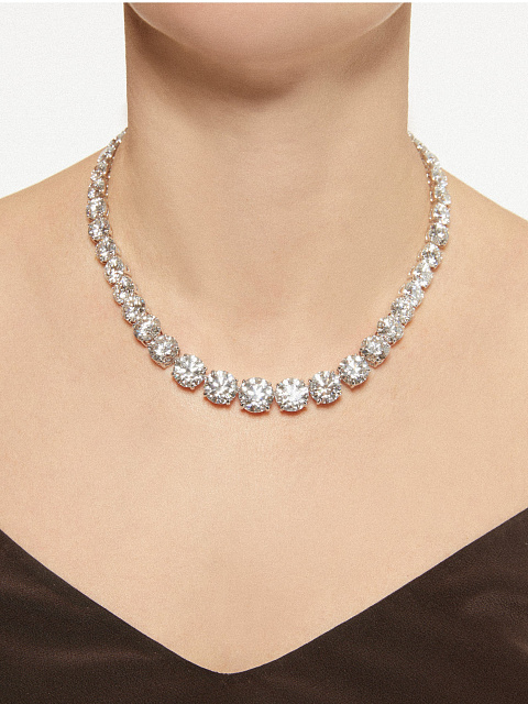 White gold necklace with round-cut diamonds, 11