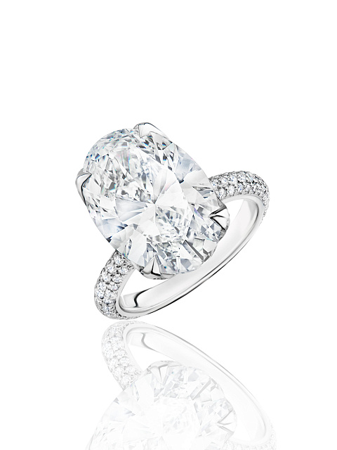 White gold ring with oval-cut diamond, 1