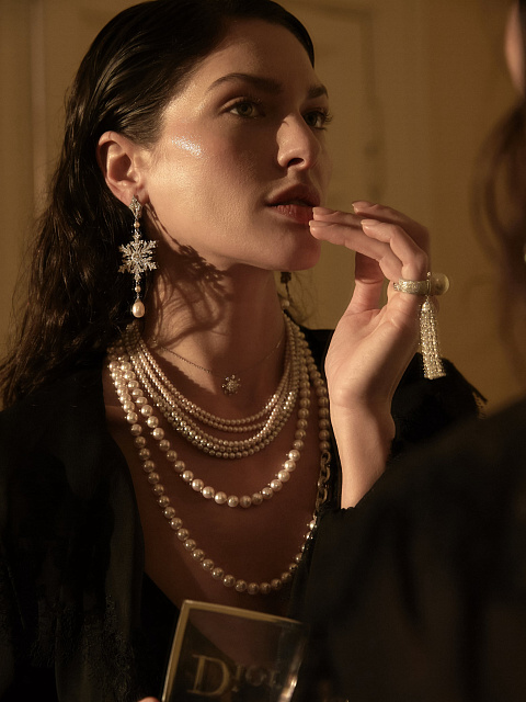 White gold necklace with Akoya pearls, 6 White gold necklace with Akoya pearls, 6