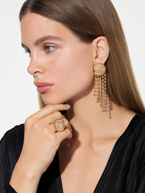 Long shell-shaped earrings in yellow gold, 3