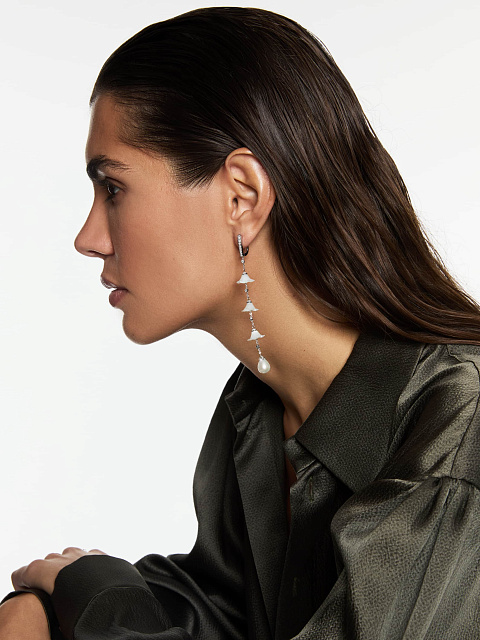Long white gold earrings with pearls, carved mother-of-pearl and diamonds, 4 Long white gold earrings with pearls, carved mother-of-pearl and diamonds, 4