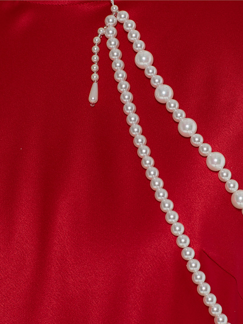 Red maxi dress with pearl strands, 3