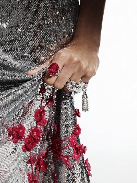 White gold ring with oval-cut rubellite and diamonds, 4 White gold ring with oval-cut rubellite and diamonds, 4