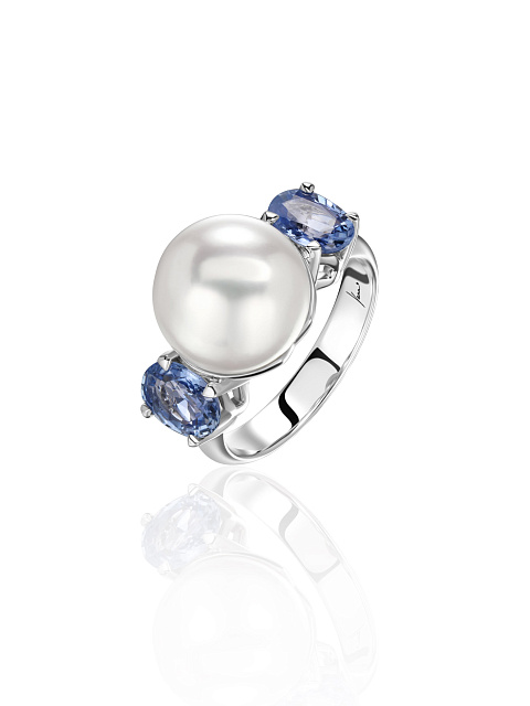 White gold ring with pearls and sapphires, 1 White gold ring with pearls and sapphires, 1