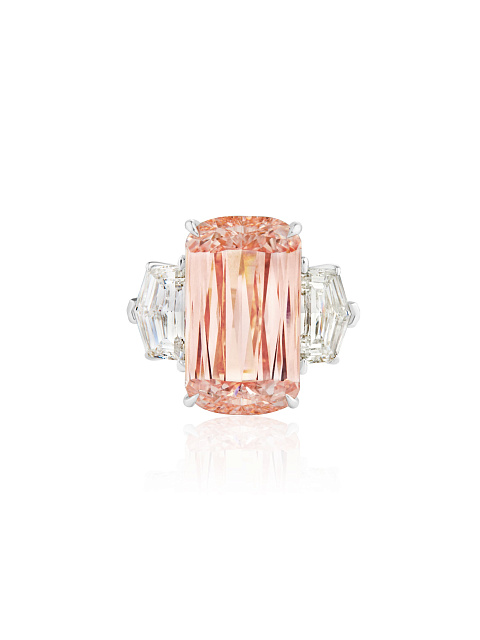 White gold ring with pink cushion-cut diamond, 4