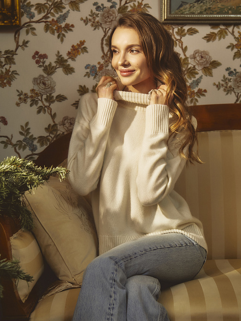 White Royal Cashmere Turtleneck Sweater, 7 White Royal Cashmere Turtleneck Sweater, 7