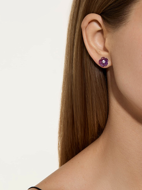 White gold studs with carved amethyst and pink sapphire, 3 White gold studs with carved amethyst and pink sapphire, 3