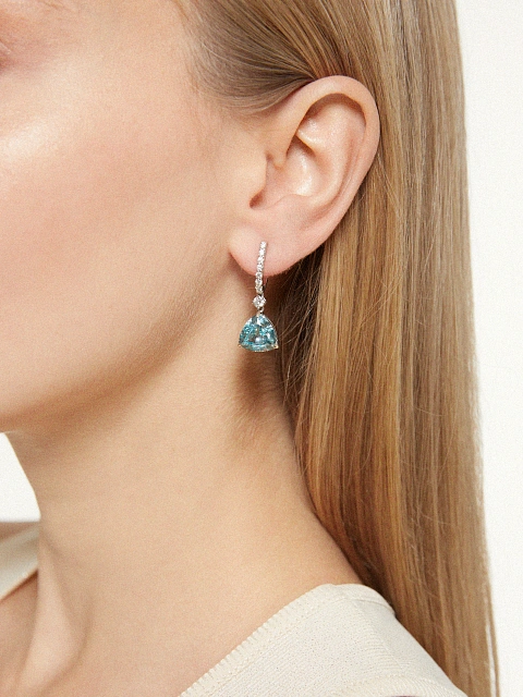 White gold earrings with trillion-cut aquamarine and round diamonds, 2