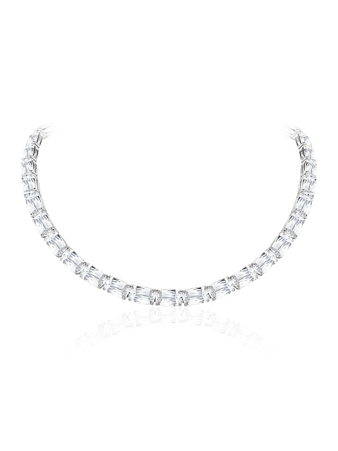 Necklace with LG cushion-cut diamonds, 1 Necklace with LG cushion-cut diamonds, 1