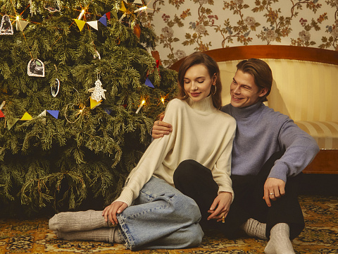 White Royal Cashmere Turtleneck Sweater, 9 White Royal Cashmere Turtleneck Sweater, 9