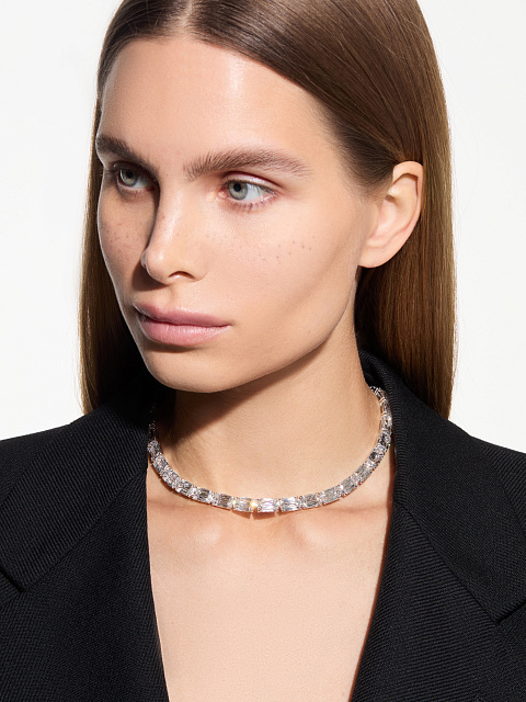 Necklace with LG cushion-cut diamonds, 3 Necklace with LG cushion-cut diamonds, 3