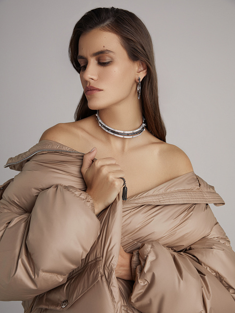 White gold choker necklace with princess-cut diamonds, 5