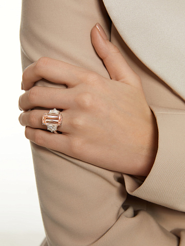 White gold ring with pink cushion-cut diamond, 2