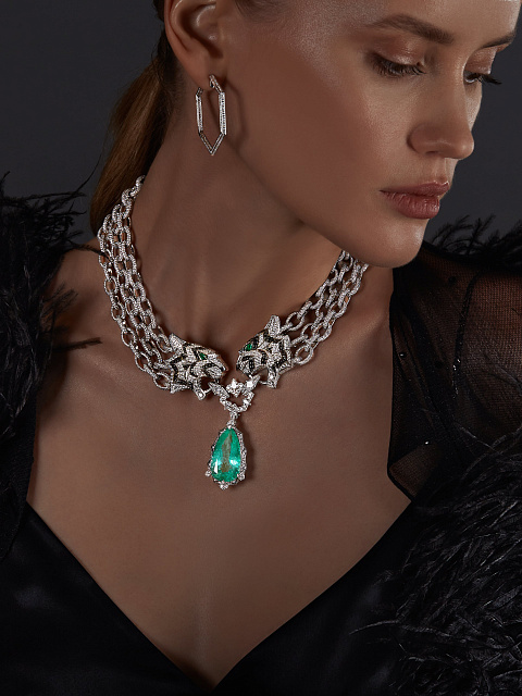 Necklace with a removable pendant in white gold with emerald and diamonds, 10
