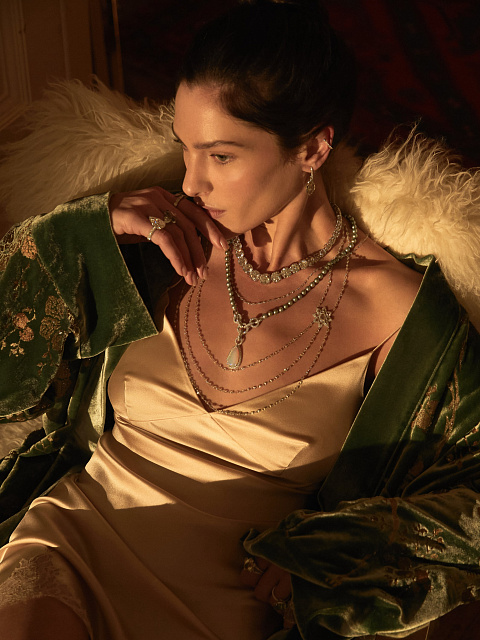 White gold necklace with green Akoya pearls and opal, 7 White gold necklace with green Akoya pearls and opal, 7