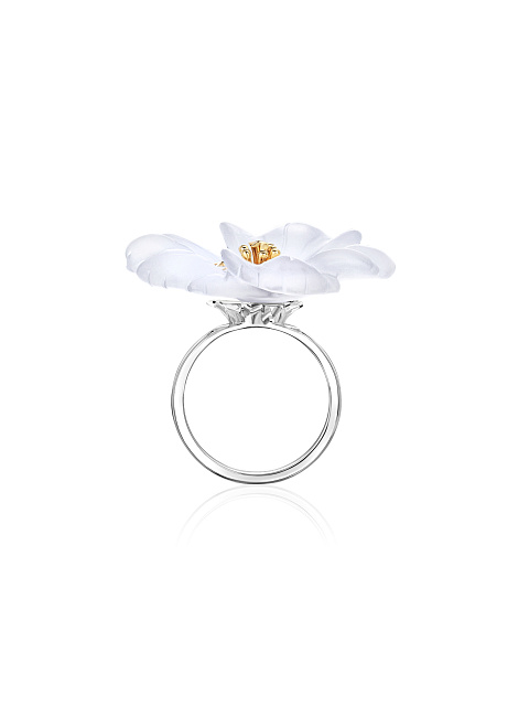 Ring with a carved quartz flower, 5 Ring with a carved quartz flower, 5