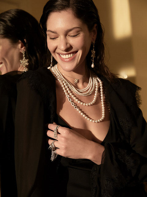 White gold necklace with Akoya pearls, 5 White gold necklace with Akoya pearls, 5