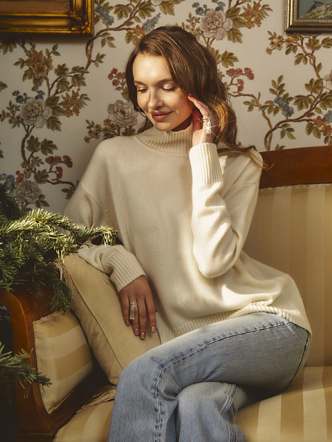 White Royal Cashmere Turtleneck Sweater, 6 White Royal Cashmere Turtleneck Sweater, 6