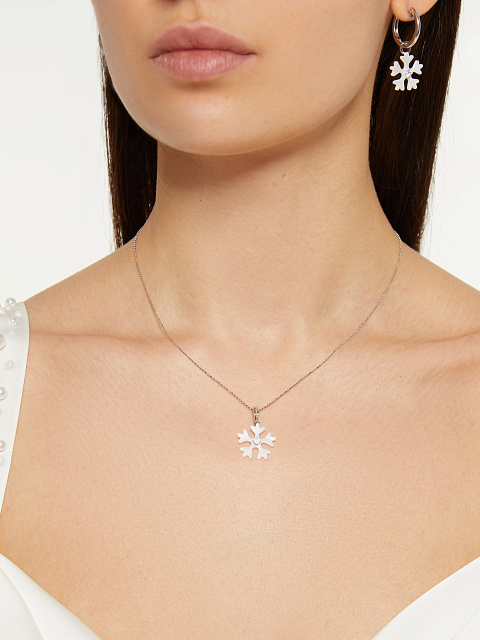 Snowflake-shaped carved mother-of-pearl pendant, 2