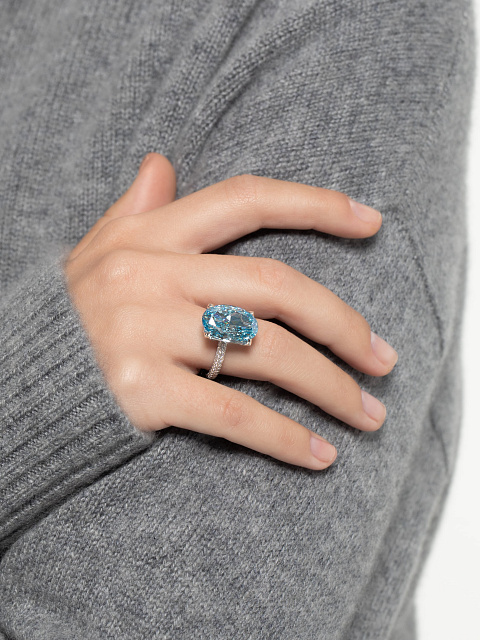 White gold ring with oval-cut blue diamond, 4