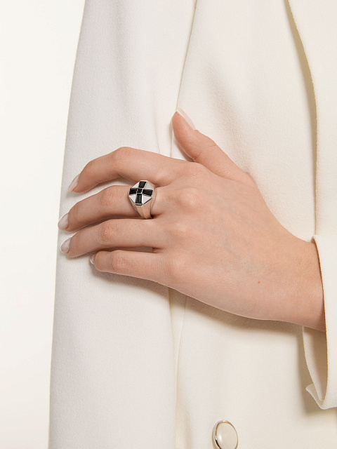 White gold ring with black tourmaline, 3 White gold ring with black tourmaline, 3