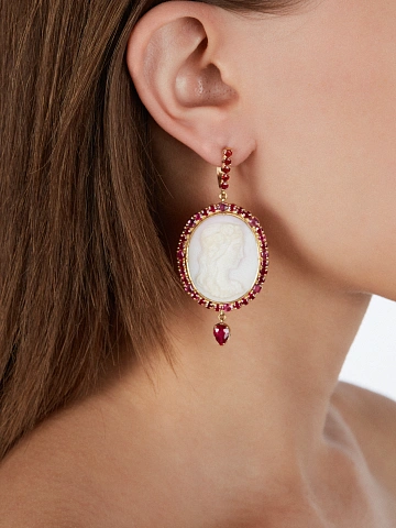Yellow gold earrings with shell cameo and rubies, 2
