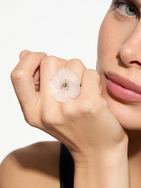 Ring with a carved quartz flower, 3 Ring with a carved quartz flower, 3