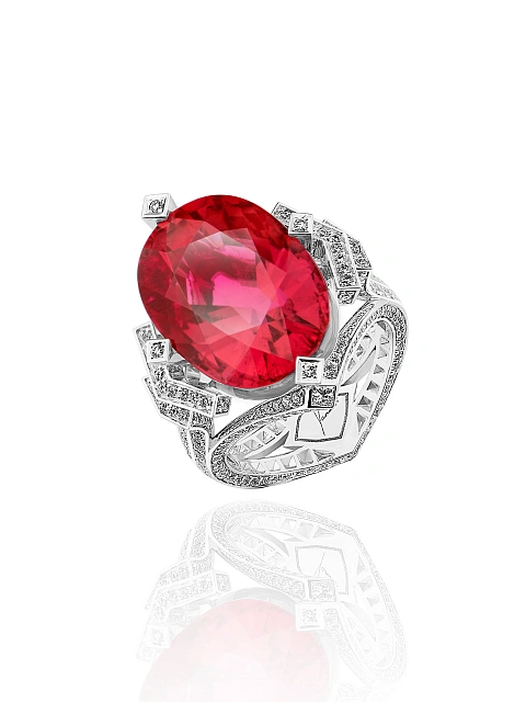 White gold ring with oval-cut rubellite and diamonds, 1 White gold ring with oval-cut rubellite and diamonds, 1