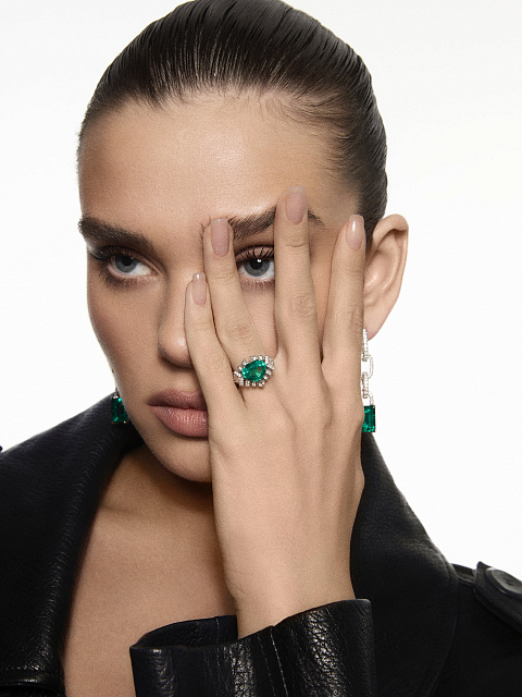 White gold ring with emeralds and diamonds, 5