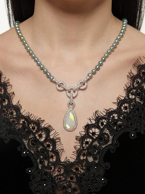 White gold necklace with green Akoya pearls and opal, 9 White gold necklace with green Akoya pearls and opal, 9