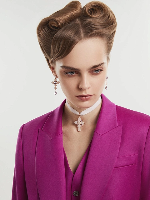 Pendant made of rose gold with mother-of-pearls and amethysts, 2 Pendant made of rose gold with mother-of-pearls and amethysts, 2