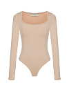 Боди с длинным рукавом бежевого цвета, глубокий вырез 