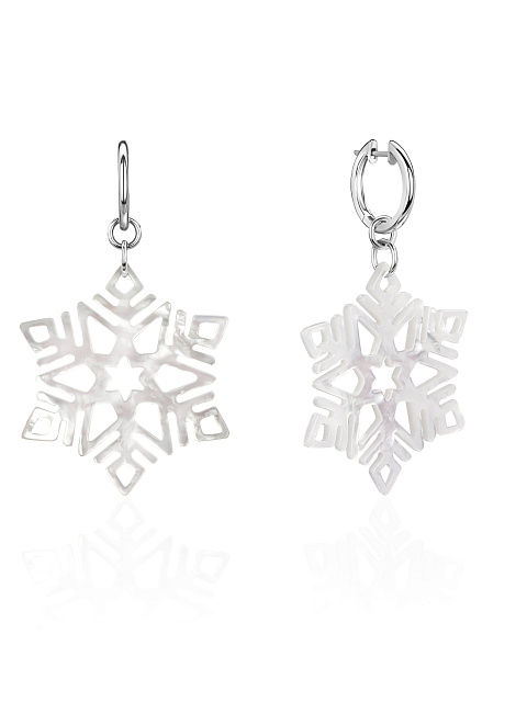 White gold hoops with carved mother-of-pearl snowflakes, 1 White gold hoops with carved mother-of-pearl snowflakes, 1