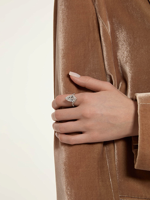 Ring with an LG pear-cut diamond, 7 Ring with an LG pear-cut diamond, 7