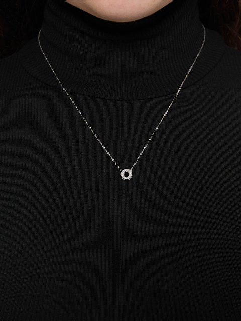White gold necklace with a pendant in the shape of the letter O, 2
