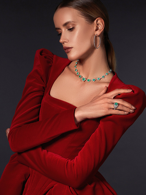 White gold ring with emeralds and diamonds, 14