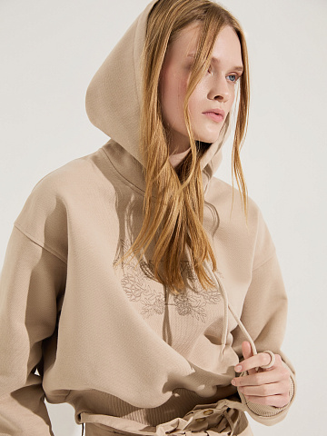 Cropped beige hoodie with embroidery, 2